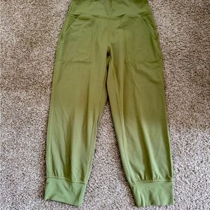 Lululemon size 6 green leggings with pockets